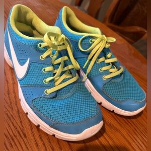 Women’s Nike tennis shoe